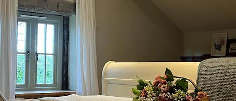 2 bedrooms, iron/ironing board, travel cot, free WiFi