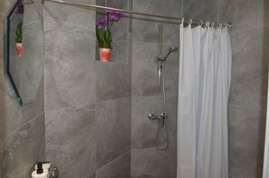 Standard-Apartment | Badezimmer | Dusche, Haartrockner, Handtücher, Seife