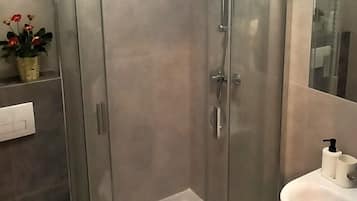 Ducha, secador de pelo, toallas, jabón