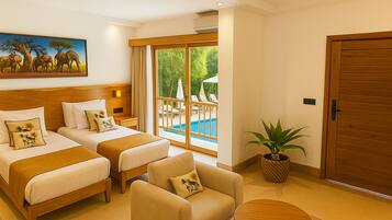 Une chambre d’hôtel avec deux lits, un canapé, une petite table, une plante en pot et une vue sur une piscine et un espace extérieur.