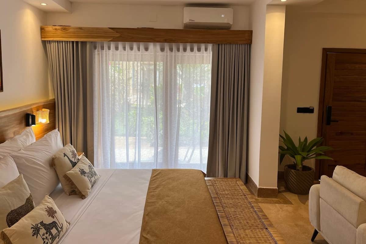 Két bảo mật tại phòng, bàn, bộ trải giường, có lối đi dành cho xe lăn