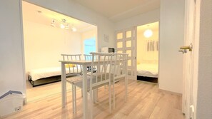 Apartamento premium (gran303) | Área de estar | TV LCD 32 polegadas com canais digitais, filmes pagos