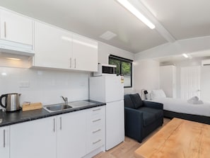 Vanhome Studio | Eigene Küche | Großer Kühlschrank, Mikrowelle, Herdplatte, Toaster