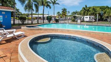 2 piscinas al aire libre