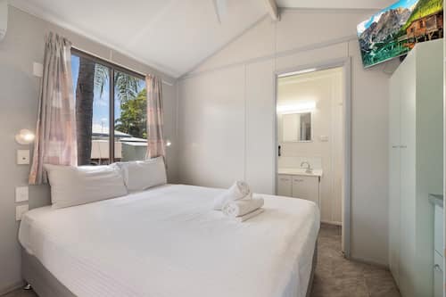 Economy Balcony Studio - Pet Friendly | Free WiFi, bed sheets