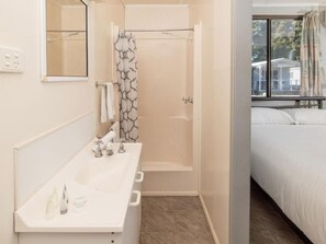 Economy studio | Badkamer | Een douche, gratis toiletartikelen, een haardroger, handdoeken