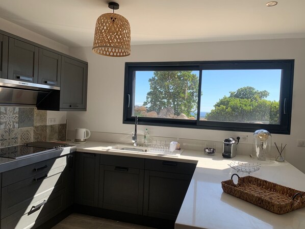 Fridge, microwave, oven, cookware/dishes/utensils - Appartement Avec Grande Terrasse vue mer et Maquis (Ventiseri)