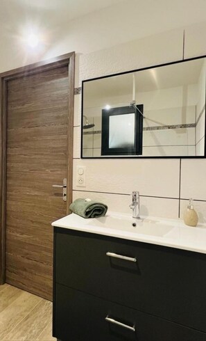 Shower, hair dryer, towels