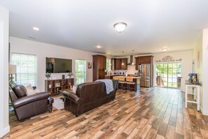 TV, bøker og kontorer