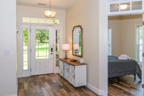 5 chambres, bureau, fer et planche à repasser, lit parapluie