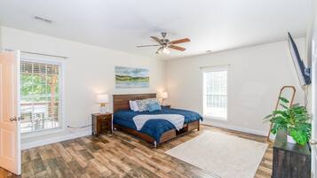 5 bedrooms, desk, iron/ironing board, travel crib