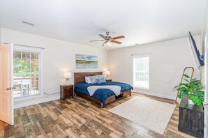 5 habitaciones, escritorio y tabla de planchar con plancha 