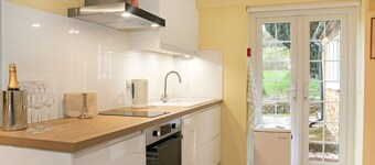 Woodcutter's Cottage - Peaceful Country Retreat