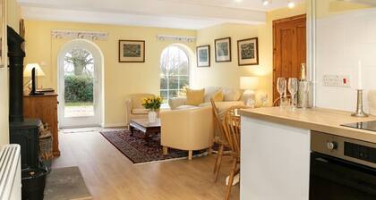 Woodcutter`s Cottage - Peaceful Country Retreat
