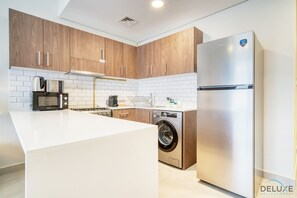 Kühlschrank, Mikrowelle, Ofen, Wasserkocher mit Kaffee-/Teezubehör