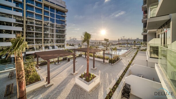 Un hôtel moderne doté d’une piscine sur le toit, d’un espace extérieur aménagé et offrant une vue sur le panorama urbain.