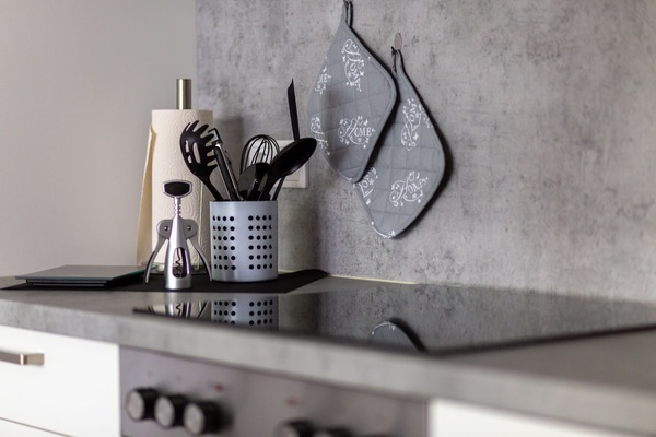 Een koelkast, een oven, een kookplaat, een vaatwasser