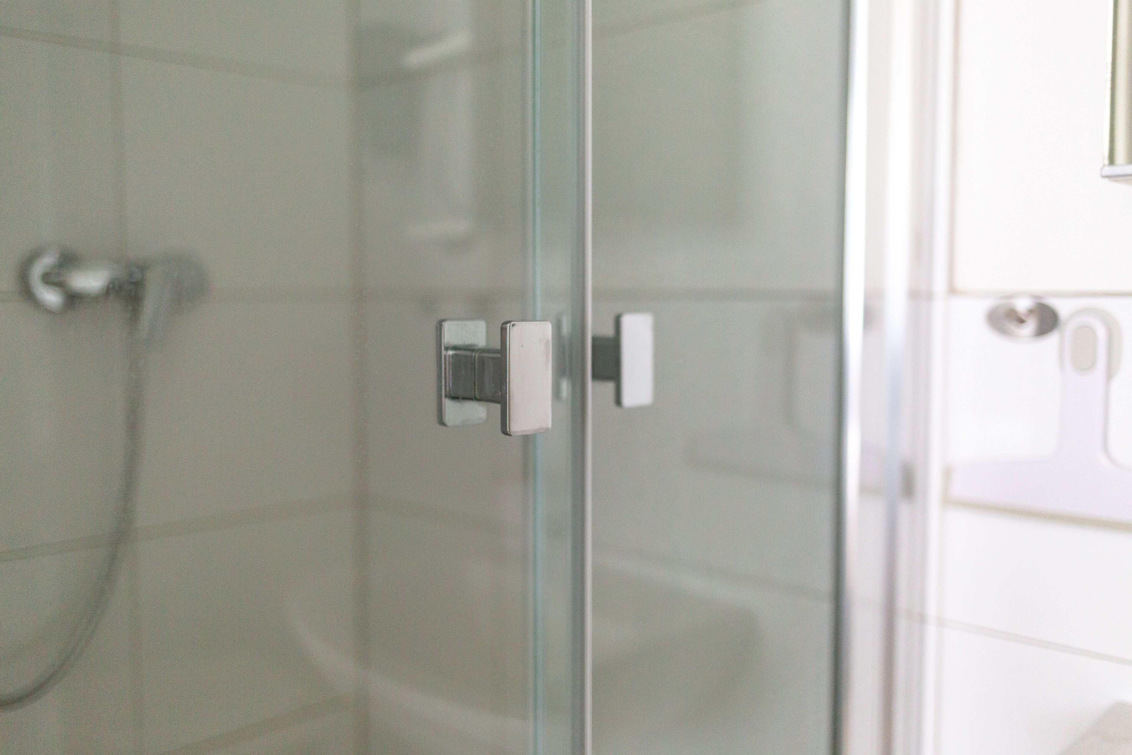 Dusche, kostenlose Toilettenartikel, Haartrockner, Handtücher