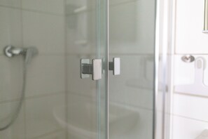 Douche, articles de toilette gratuits, sèche-cheveux
