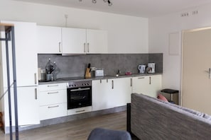 Fridge, oven, stovetop, dishwasher - Gemütliches Apartment mit Terrasse, Zentral in Hünfeld Nahe der Rhön Gelegen (Hünfeld)