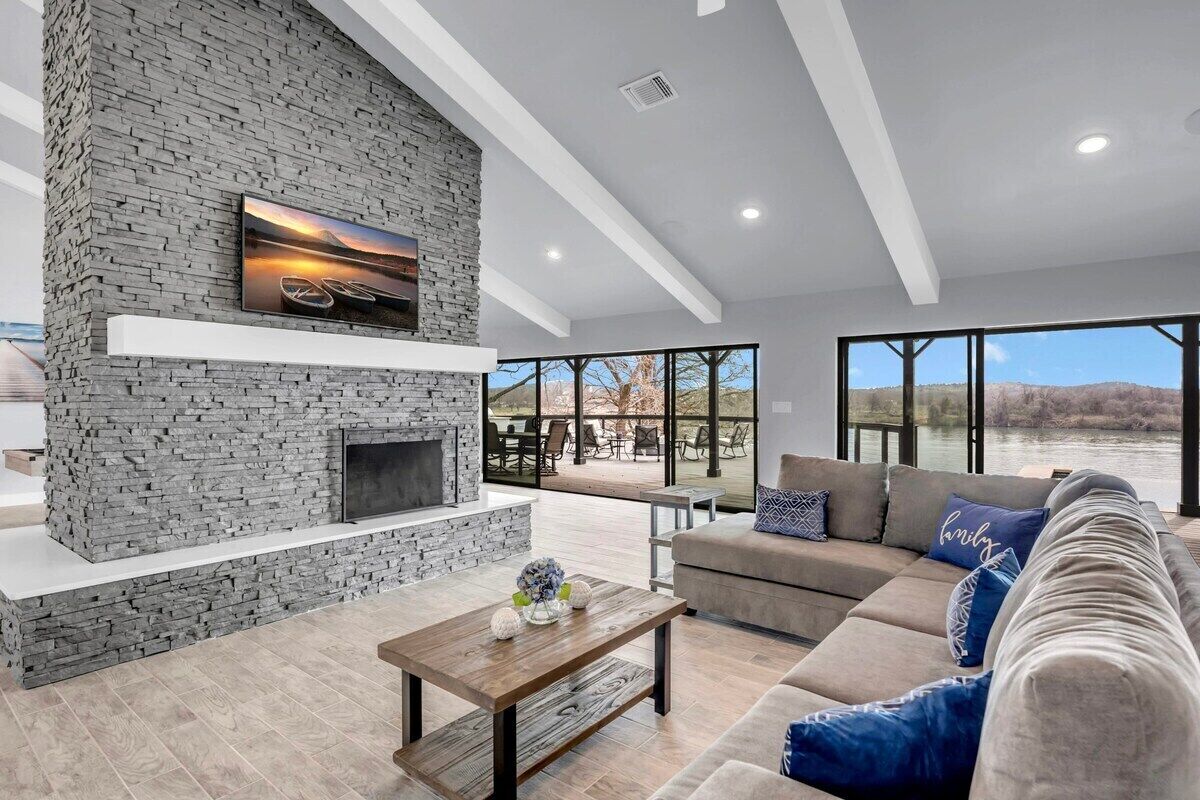 TV connectée, cheminée, espaces bureaux