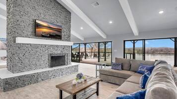 TV connectée, cheminée, espaces bureaux