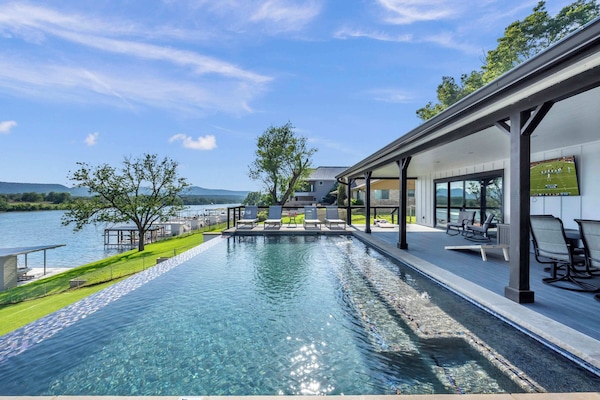 Infinity Edge Swimming Pool