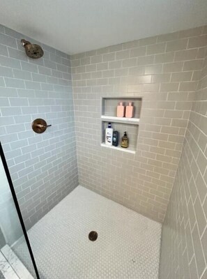 Hair dryer, towels, soap, shampoo - Beautiful Ballard Basement (Seattle)