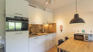 Lave-vaisselle, cafetiĂšre/bouilloire, grille-pain, tables Ă manger