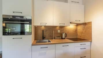 Lave-vaisselle, cafetiĂšre/bouilloire, grille-pain, tables Ă manger