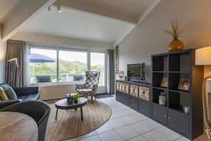 TV, stereo - Modern Vakantie Appartement Voor 2 Personen, Gelegen Tegenover de Strandopgang van Callantsoog (Callantsoog)