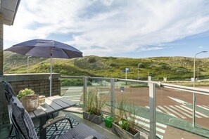 Outdoor dining - Modern Vakantie Appartement Voor 2 Personen, Gelegen Tegenover de Strandopgang van Callantsoog (Callantsoog)
