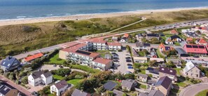 Aerial view - Modern Vakantie Appartement Voor 2 Personen, Gelegen Tegenover de Strandopgang van Callantsoog (Callantsoog)