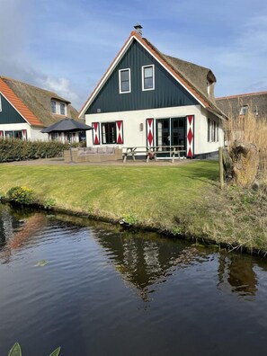 Exterior - Warm Ingerichte Vakantievilla met Luxe Badkamer Voor 6 Personen in Callantsoog (Callantsoog)