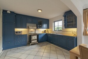 Dishwasher, coffee/tea maker, toaster, dining tables