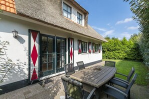 Outdoor dining - Sfeervolle 6 Persoons Vakantievilla op Villapark de Buitenplaats in Callantsoog (Callantsoog)