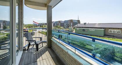 Modern eingerichtete Ferienwohnung mit Blick auf die DĂŒnen von Groote Keeten.