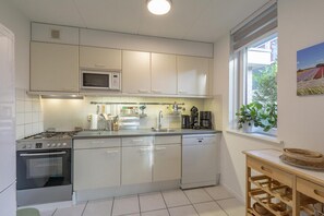 Dishwasher, coffee/tea maker, toaster, dining tables - Prachtige Vrijstaande Vakantiehuis op een Park met Veel Faciliteiten (Sint Maartenszee)