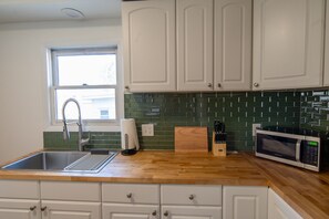 Fridge, microwave, oven, stovetop - Entire Home in Rocky River, Ohio. Close to westside bars and restaurants! 

 (Rocky River)