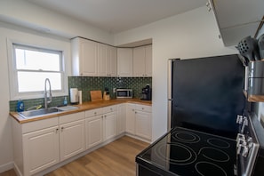 Fridge, microwave, oven, stovetop - Entire Home in Rocky River, Ohio. Close to westside bars and restaurants! 

 (Rocky River)