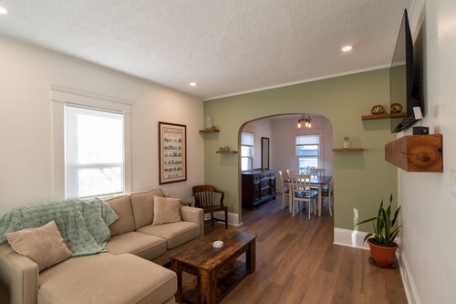 Entire Home in Rocky River, Ohio. Close to westside bars and restaurants! 

