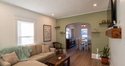 Entire Home in Rocky River, Ohio. Close to westside bars and restaurants!