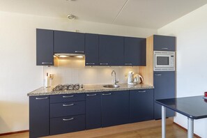 Oppvaskmaskin, kaffetrakter/tekoker, brødrister og spisebord