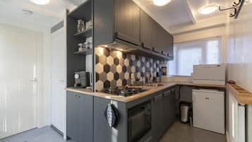 Kühlschrank, Geschirrspüler, Wasserkocher mit Kaffee-/Teezubehör