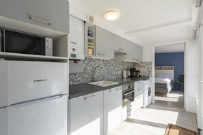 Lave-vaisselle, cafetière/bouilloire, grille-pain, chaise haute