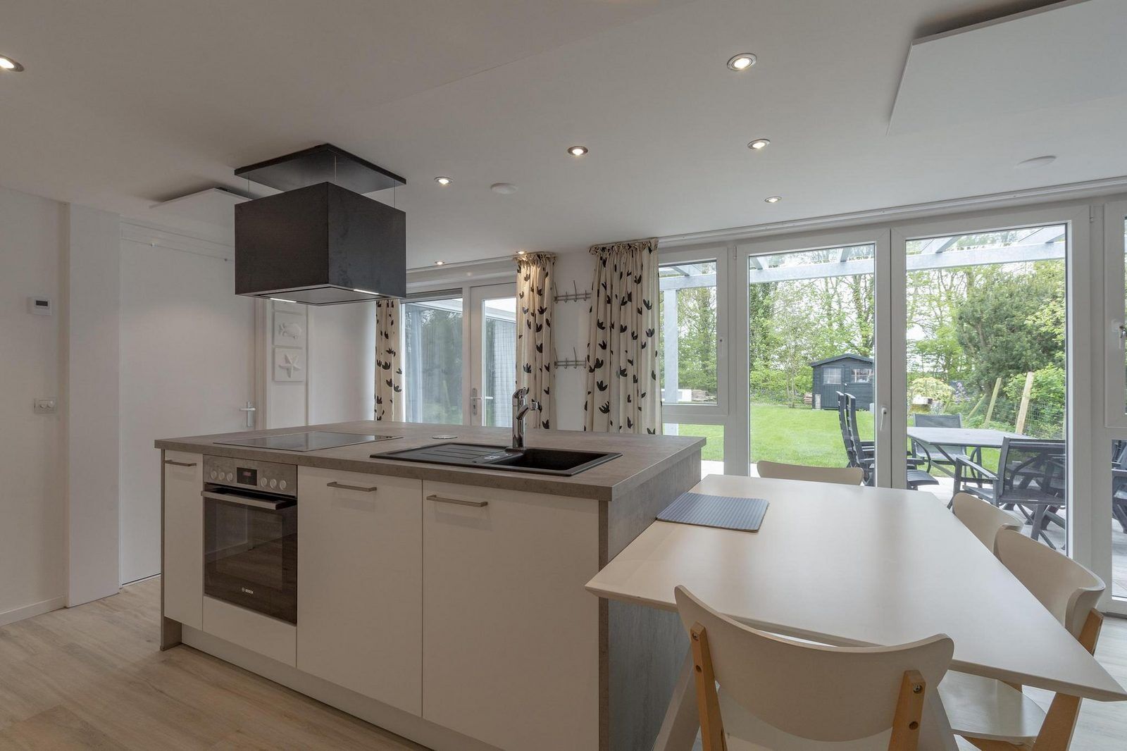 Oppvaskmaskin, kaffetrakter/tekoker, brødrister og spisebord