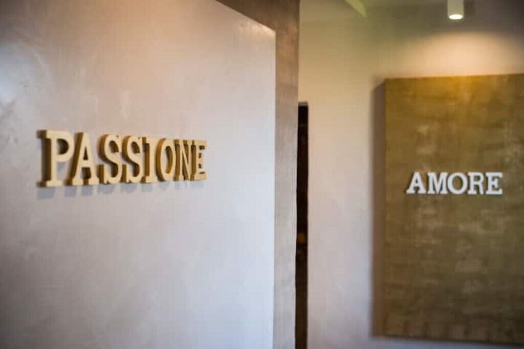 A wall with the words "PASSIONE" and "AMORE" in a modern font.
