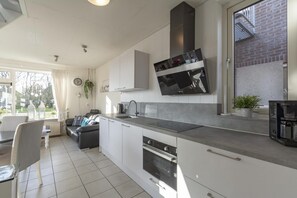 Kjøleskap, oppvaskmaskin, kaffetrakter/tekoker og brødrister