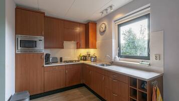 Een vaatwasser, een koffiezetapparaat/waterkoker, een broodrooster