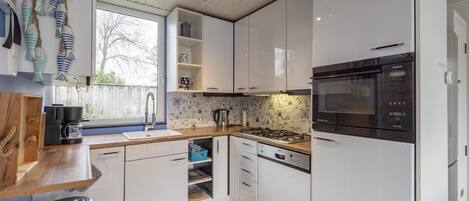 Fridge, dishwasher, coffee/tea maker, toaster